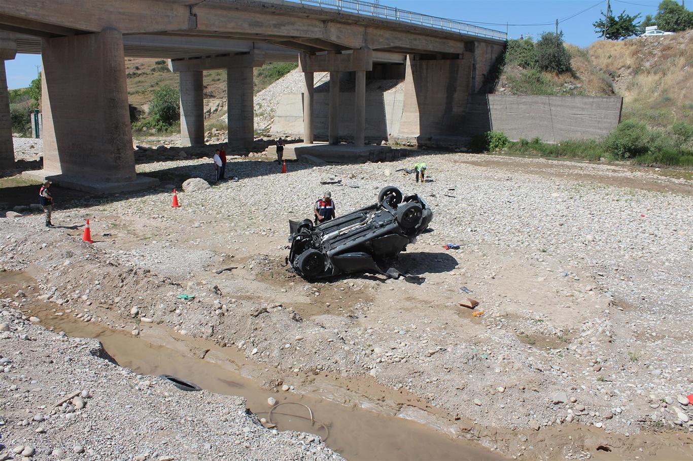 Otomobil dere yatağına uçtu: 2 ölü 3 yaralı Otomobil dere yatağına uçtu: 2 ölü 3 yaralı